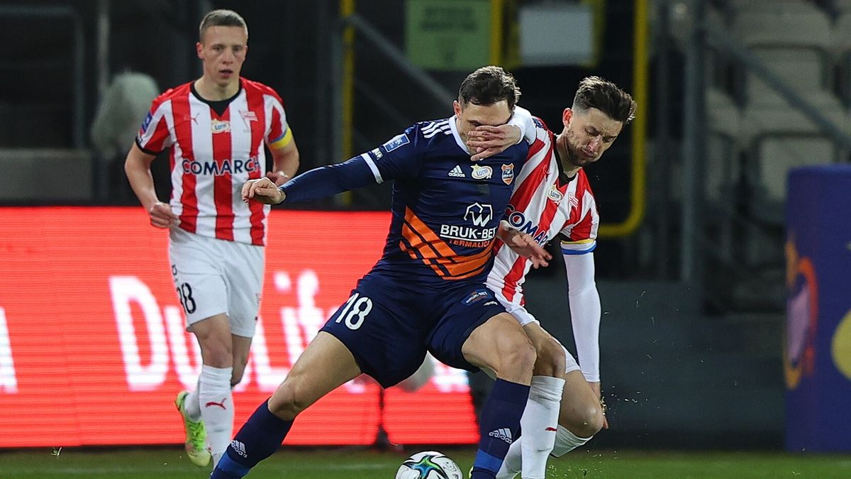 PAP/EPA / Łukasz Gągulski / Na zdjęciu: Florian Loshaj (z prawej) i Piotr Wlazło (w środku)