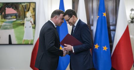 Sondaż. Notowania obozu rządzącego lecą w dół