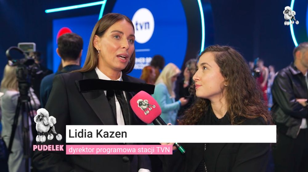 Lidia Kazen przed mikrofonem Pudelka