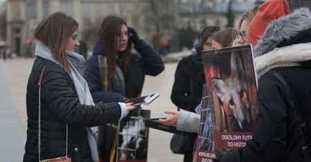 Walczą o wprowadzenie zakazu hodowli zwierząt na futra. Akcja happeningowa na Placu Litewskim