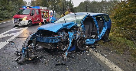5 osób w szpitalu. Czołowe zderzenie w Woli Łąckiej. Droga zablokowana.