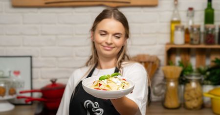 Lekka lazania z pesto i burratą przypomni o wakacjach. Prosty przepis na smaczny i zdrowy obiad