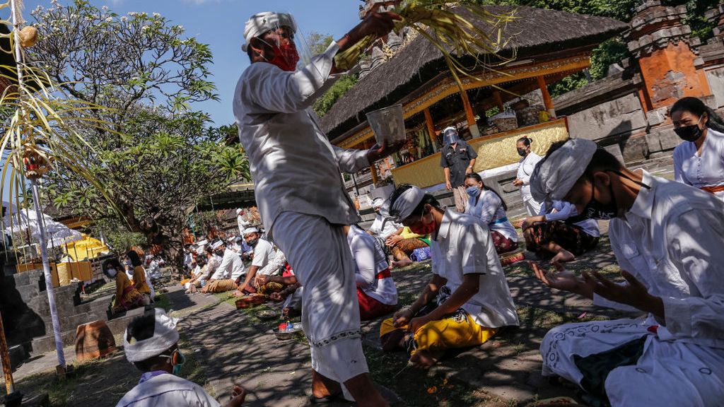ludzie na Bali modlą się po rządowym złagodzeniu ograniczeń