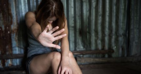 Policja radzi, jak ustrzec się przed napadem. Punkt szósty sugeruje, że ubiór może być zaproszeniem do seksu