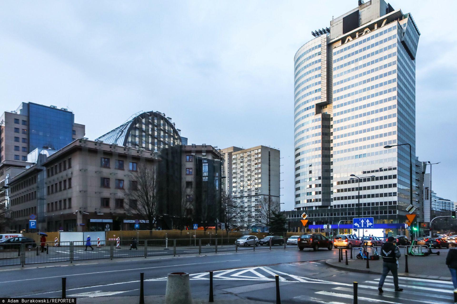 Wyrwa w chodniku w samym centrum Warszawy. Oto powód