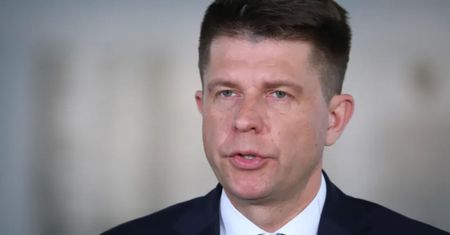 Poseł na kasie w dyskoncie. Petru będzie pracował i sprzątał w Wigilię