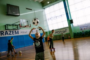 Sportowe wakacje w Poznaniu. POSiR zaprasza na letnie półkolonie dla dzieci