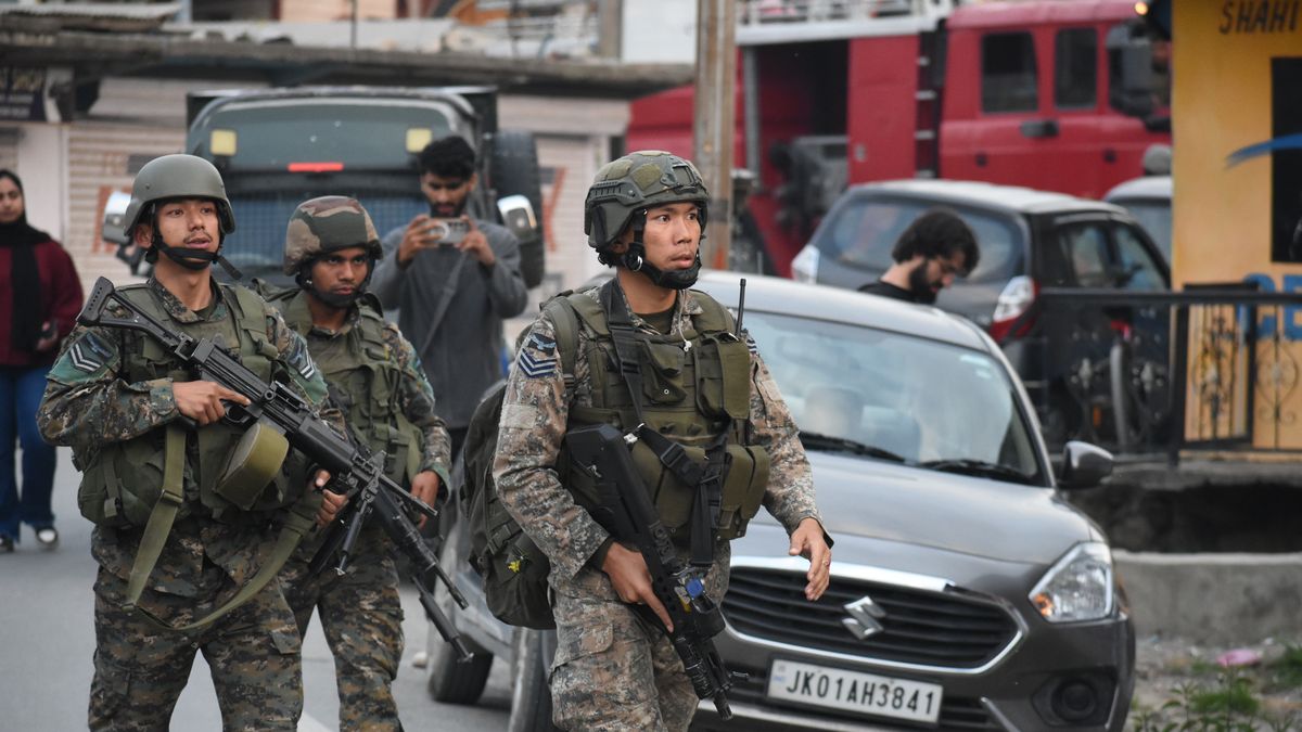 Na zdjęciu armia indyjska w miejscowości Pampore 