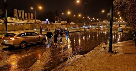 Lublin po burzy pod wodą. Zalane ulice, piwnice i samochody. Wasze zdjęcia i nagrania