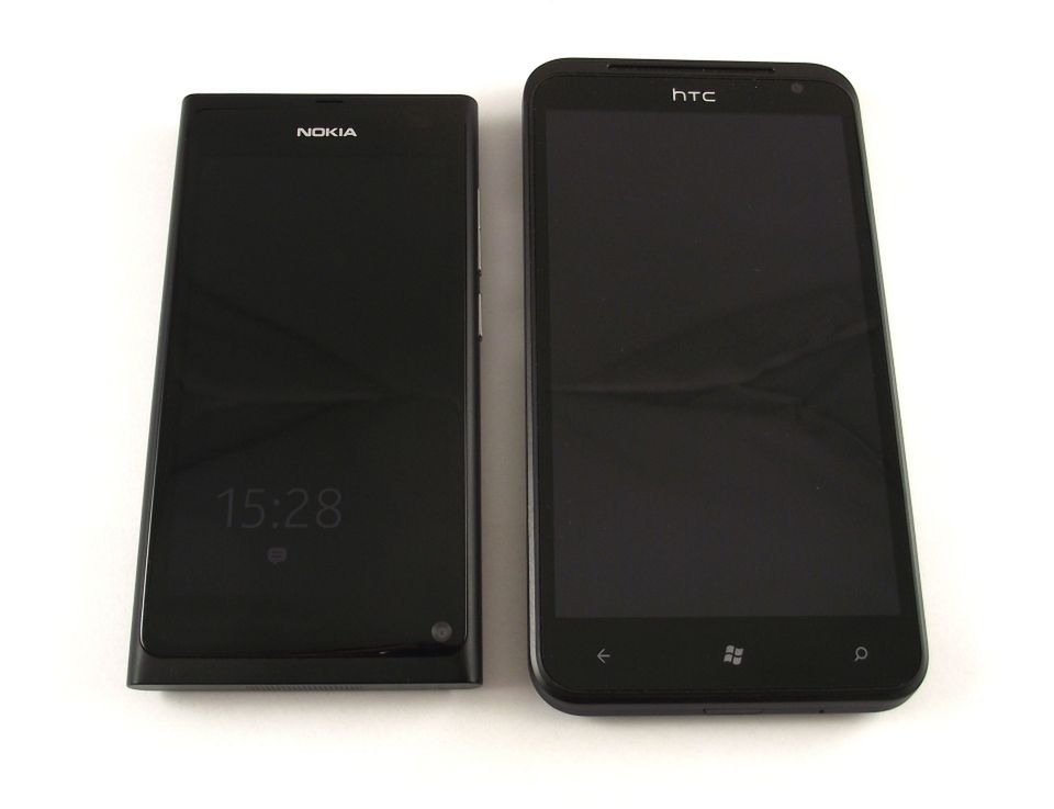 HTC Titan a Sensation i 7 Trophy, Nokia N9 i E7 oraz Samsung Wave - porównanie wielkości i wyglądu 17