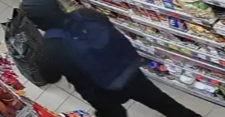 Policja z Warszawy poszukuje tych mężczyzn. Opublikowano zdjęcia