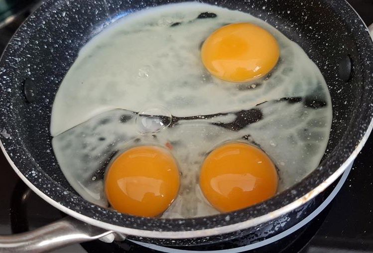 Takie jajko trafia się bardzo rzadko. Większość nie, co oznacza podwójne żółtko