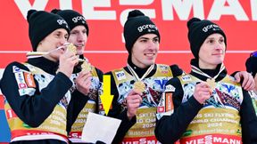 Weszli na podium z kartką. Już wiadomo, co chcieli przekazać