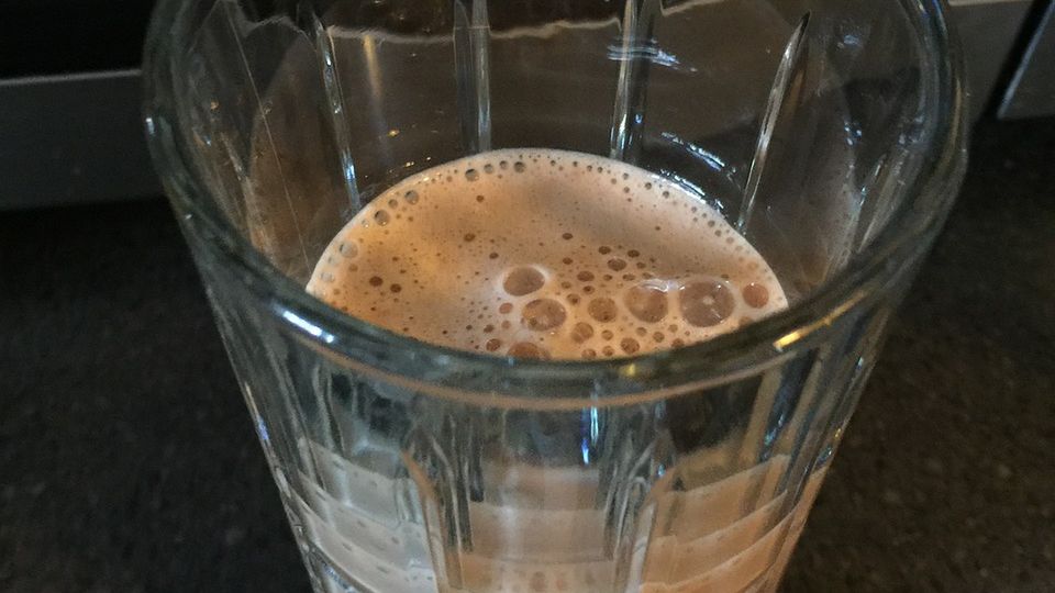 Napój o smaku czekoladowym w proszku z dodatkiem składników odżywczych przygotowany z mlekiem pełnotłustym