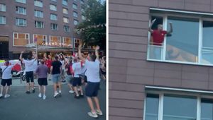 Tłum zebrał się pod hotelem reprezentacji Polski. Jeden z piłkarzy aż wyjrzał przez okno