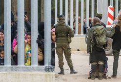 Grupa migrantów koczuje za murem. "Są już po stronie Polski"