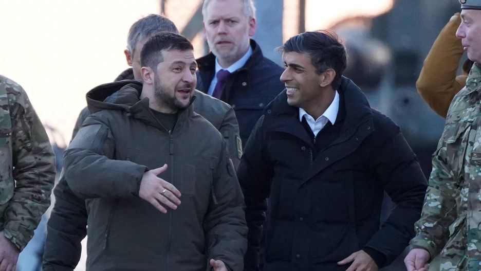Ukrainian President Volodymyr Zelensky visit to UK
Ukrainian President Volodymyr Zelensky (left) arrives with Prime Minister Rishi Sunak for a visit to meet Ukrainian troops being trained to command Challenger 2 tanks at a military facility in Lulworth, Dorset, during his first visit to the UK since the Russian invasion of Ukraine. Picture date: Wednesday February 8, 2023. 
Dostawca: PAP/PA
Andrew Matthews
Ukrainian, President, Volodymyr, Zelensky, visit, to, UK##, PA20
