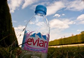 Woda bez gazu w butelce - Evian