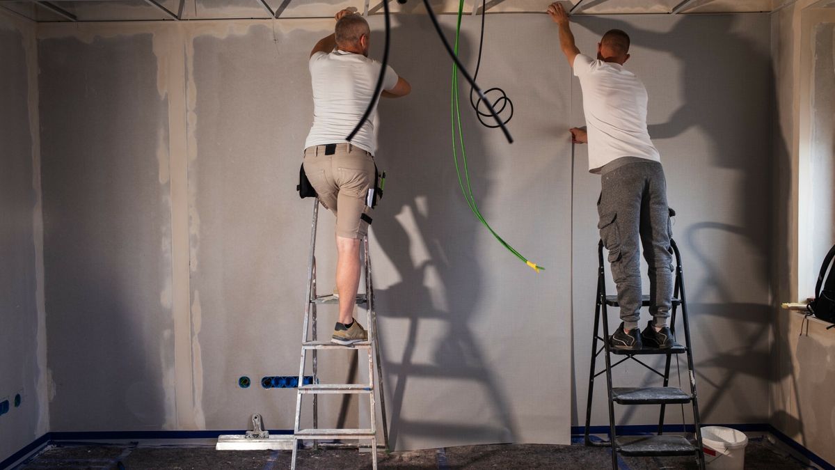 Reporter archiwum 2025 07
27.06.2025 zdjecie ilustracyjne n/z pracownik budowlany , tapetowanie sciany fot. P.Dziurman/REPORTER
P.DZIURMAN