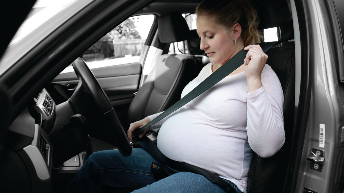 Dziś kobiety w ciąży mają rozwiązania, które pozwalają bez obaw zapinać pas bezpieczeństwa.