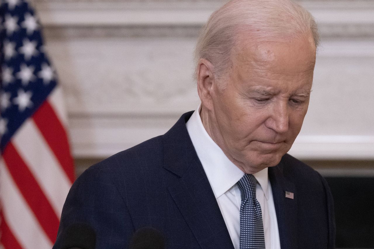 US President Biden announces ceasefire proposal between Israel and Hamas and remarks on Trump verdict
epa11382518 US President Joe Biden turns away from the podium after announcing a proposal for a cease-fire between Israel and Hamas; in the State Dining Room of the White House in Washington, DC, USA, 31 May 2024. Israeli forces have advanced into central Rafah in the southern Gaza Strip, the Israeli military confirmed on 31 May, despite international pressure warning against a large military operation in Rafah.  EPA/MICHAEL REYNOLDS / POOL 
Dostawca: PAP/EPA.
MICHAEL REYNOLDS / POOL