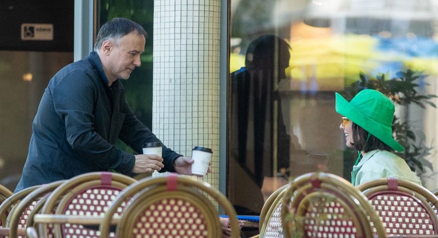 Julia Kamińska z partnerem w kawiarni 