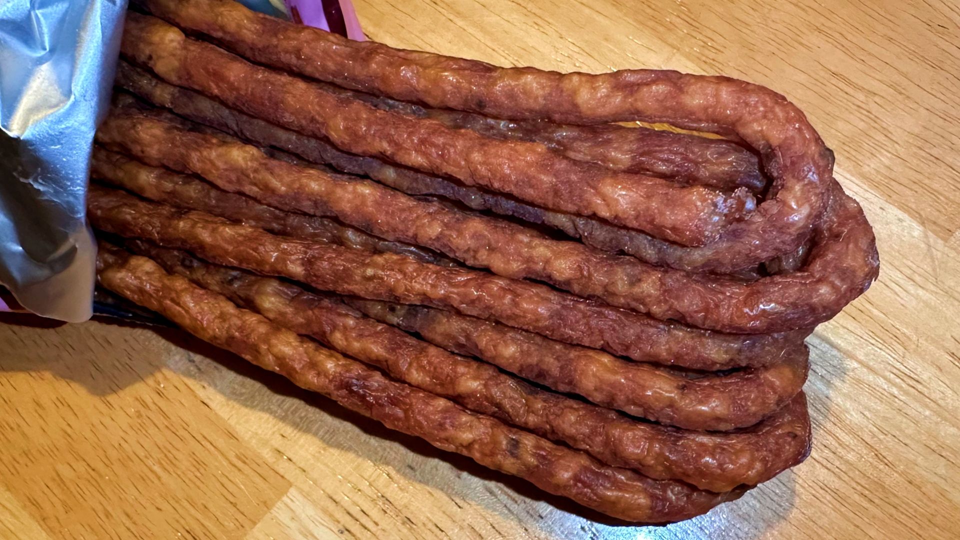 Kabanosy produkowane na skalę masową często zawierają także mniej pożądane dodatki, takie jak konserwanty i wzmacniacze smaku.