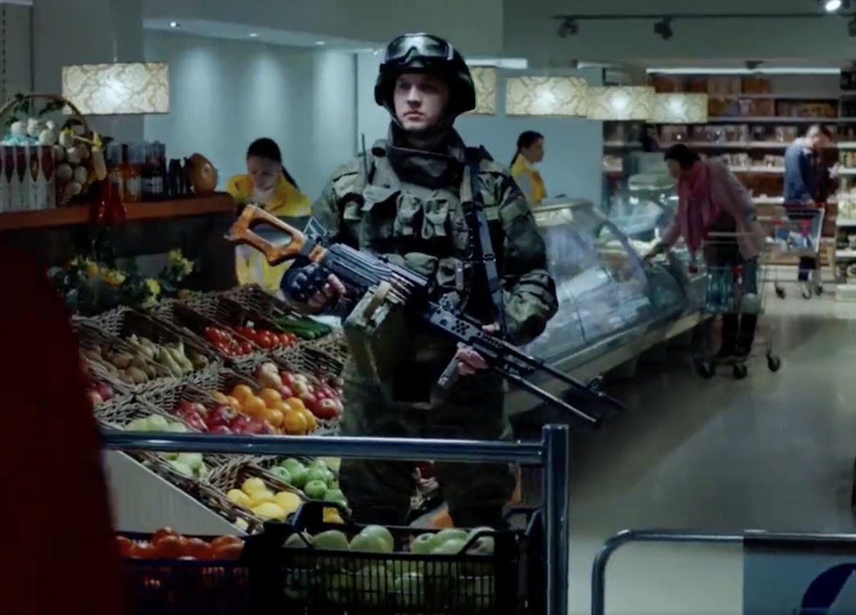 Rosyjski żołnierz broni sklepu spożywczego - to scenka z propagandowego klipu Ministerstwa Obrony Rosji, namawiającego "prawdziwych mężczyzn" do służby kontraktowej