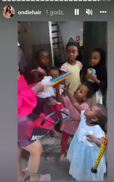 Anna Renusz rozdaje prezenty dzieciom na Zanzibarze