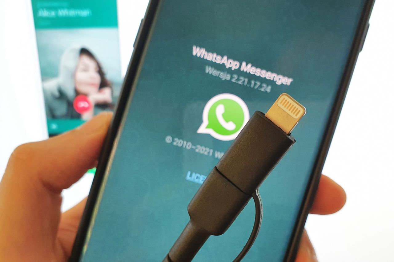 WhatsApp ma nową funkcję. Potrzebujesz kabla, by z niej skorzystać