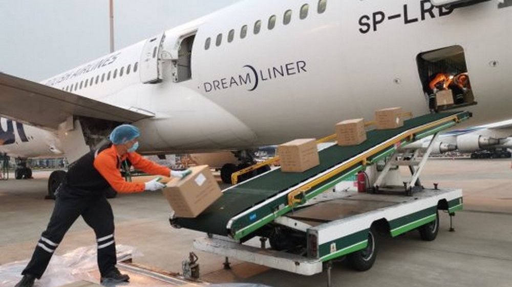 Ze względu na ilość sprzętu medycznego – 57 ton, 470 m3 – zaplanowano w sumie cztery dostawy do Polski.