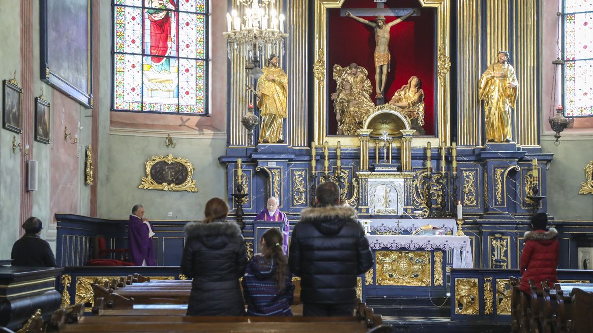Few people attend Sunday Holy Mass at Catholic Church in Krakow, Poland on March 15, 2020. Due to the spread of coronavirus the Polish episcopate announced an exemption and invited the faithful to take part in Sunday mass via the internet, radio or television. (Photo by Beata Zawrzel/NurPhoto via Getty Images)