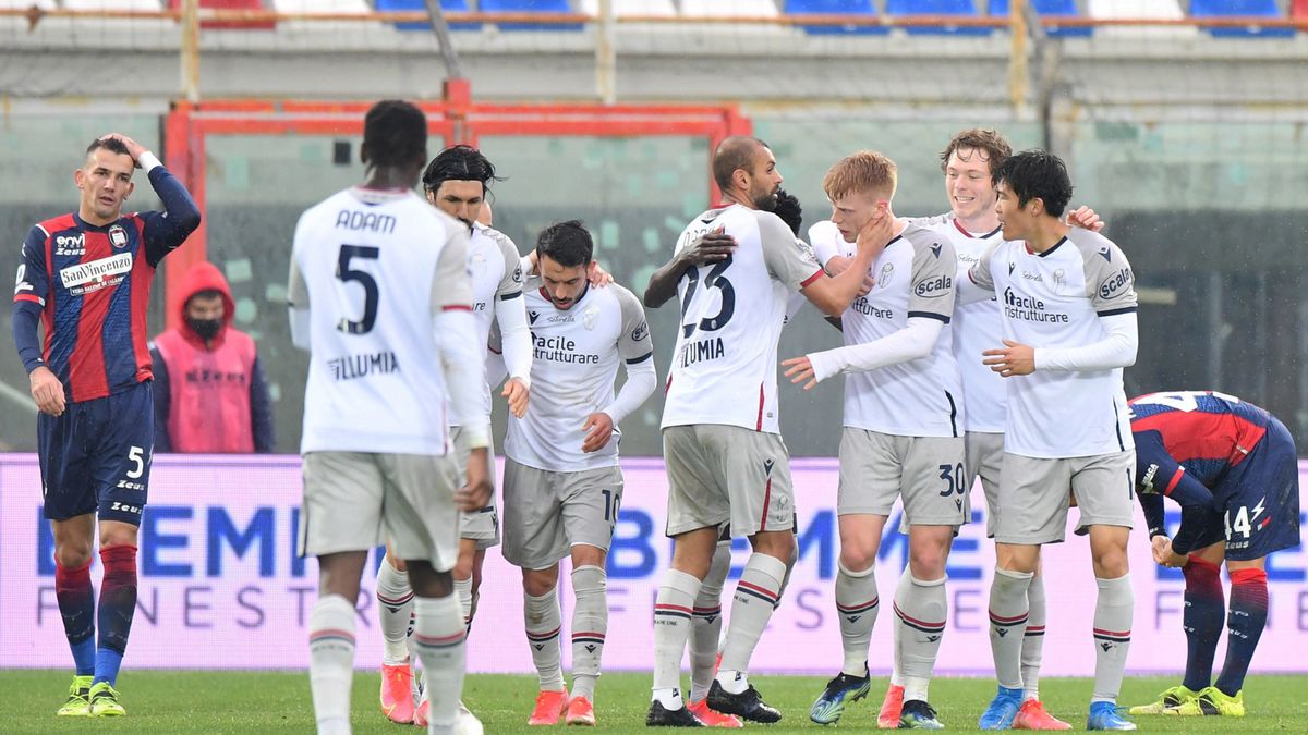 PAP/EPA / CARMELO IMBESI / Na zdjęciu: radość piłkarzy Bologna FC