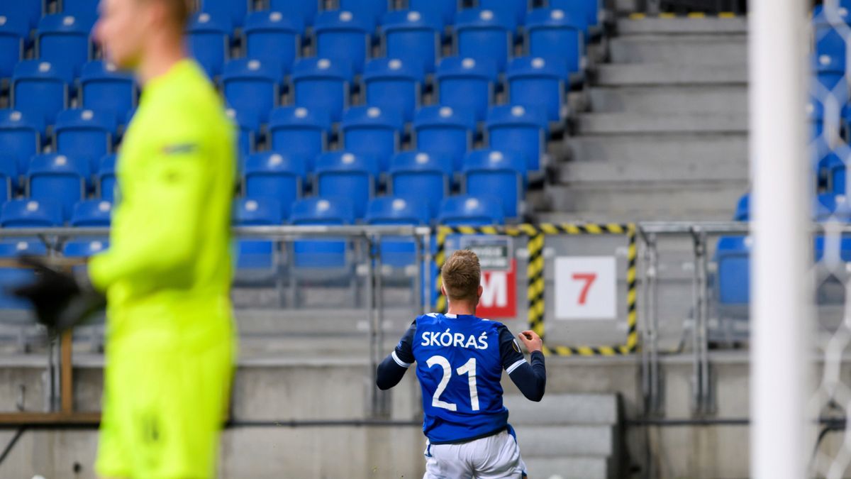 piłkarz Lecha Poznań Michał Skóraś (w środku) cieszy się z gola podczas meczu grupy D Ligi Europy ze Standardem Liege