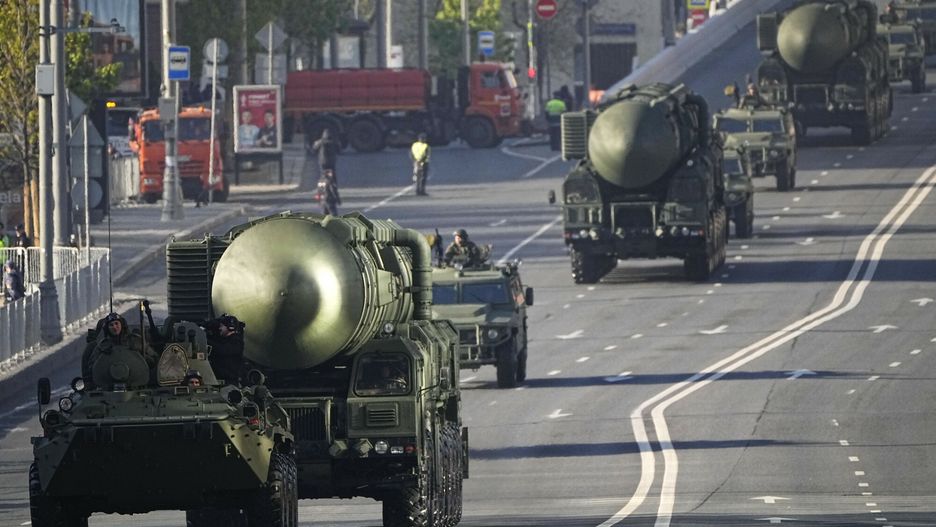 Moskwa przygotowuje si? na parad? zwyci?stwa
Russian RS-24 Yars ballistic missiles move toward Red Square to attend a Victory Day military parade in Moscow, Russia, Tuesday, May 9, 2023, marking the 78th anniversary of the end of World War II. (AP Photo/Alexander Zemlianichenko)
Alexander Zemlianichenko