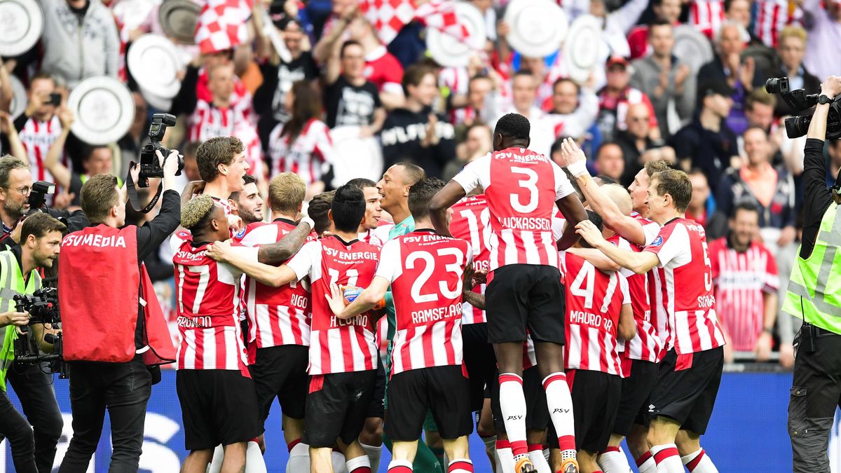 PAP/EPA / Olaf Kraak / Na zdjęciu: PSV Eindhoven świętuje mistrzostwo Holandii