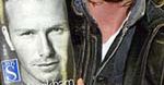 David Beckham z uśmiechem rozdaje autografy