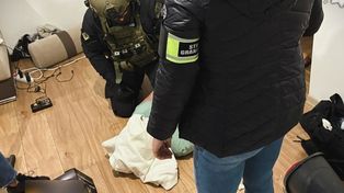 Pseudokibice przemycali imigrantów i handlowali narkotykami. Policjanci rozbili gang