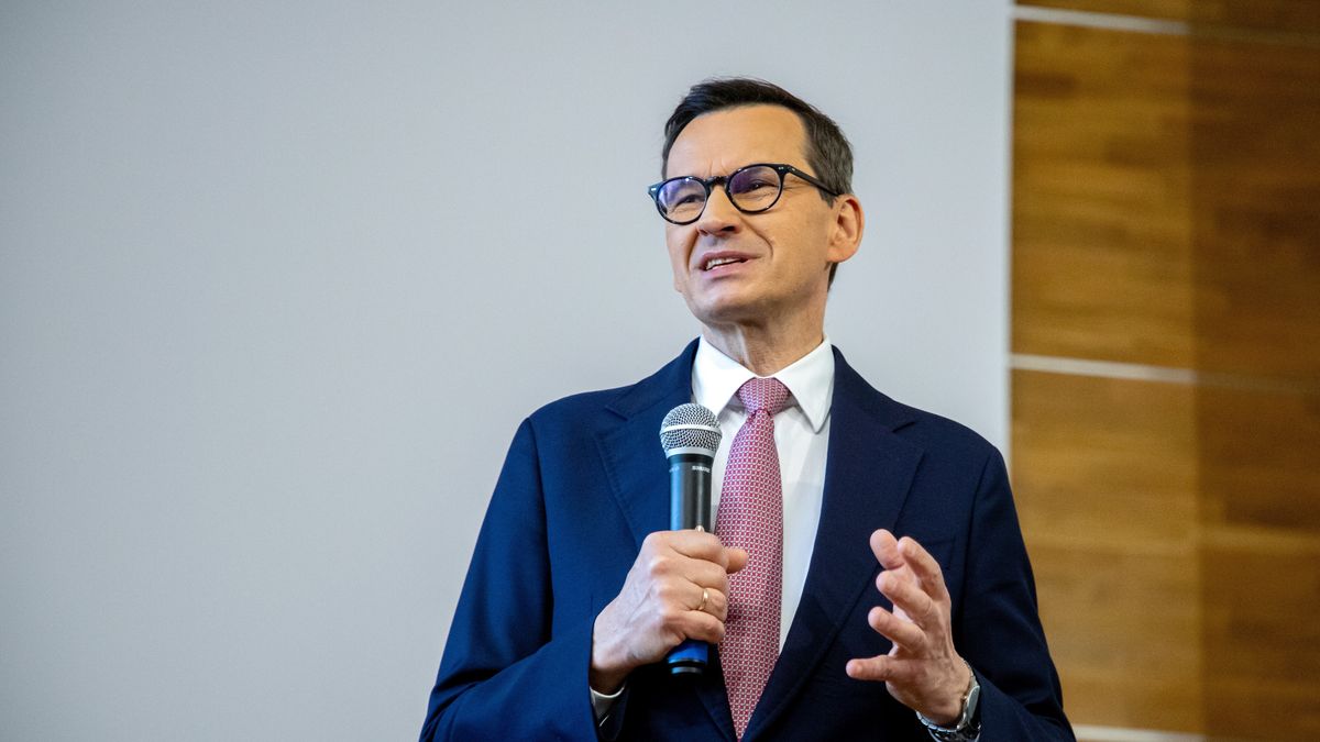 Toruń, 18.04.2026. Wiceprezes PiS, prezes Stowarzyszenia Rozwój Plus Mateusz Morawiecki podczas otwartego spotkania z mieszkańcami, 18 bm. w gmachu Muzeum Etnograficznego w Toruniu. Spotkanie odbywa się w ramach cyklu konsultacji wojewódzkich ,,Polska Jednej Prędkości''. (sko) PAP/Agnieszka Bielecka