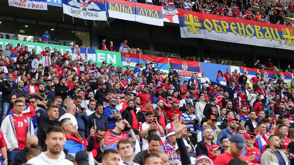 Zdjęcie okładkowe artykułu: Getty Images / Pedja Milosavljevic/DeFodi Images via Getty Images / Kibice Serbii w trakcie meczu z Anglią