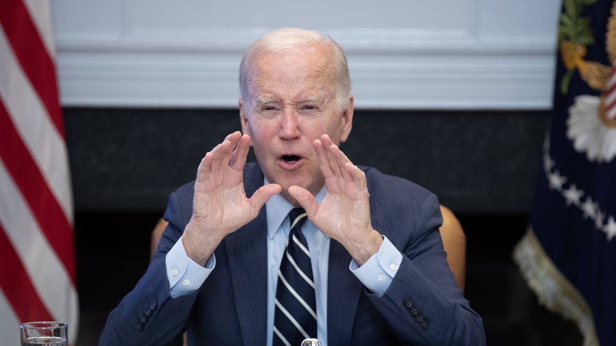 US President Joe Biden responds to a question from a member of the media regarding the debt limit, during a meeting with members of his federal emergency preparedness and response team, in the Roosevelt Room of the White House in Washington, DC, USA, 31 May 2023. The meeting was held to receive the annual briefing on extreme weather preparedness. EPA/MICHAEL REYNOLDS / POOL Dostawca: PAP/EPA.