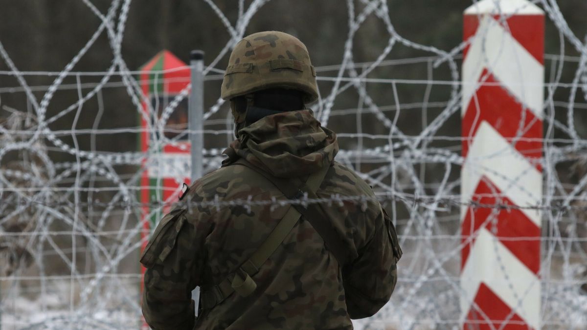 Przygraniczny patrol Stra?y Granicznej z udzia?em medi�w
14.12.2021 Okolice Krynek Dziennikarska wizyta na granicy polsko-bialoruskiej pod nadzorem Strazy Granicznej. Dziennikarze tego dnia odwiedzili fragment granicy ochraniany przez placowke Strazy Granicznej w Krynkach Fot. Stefan Maszewski/REPORTER
Stefan Maszewski/REPORTER