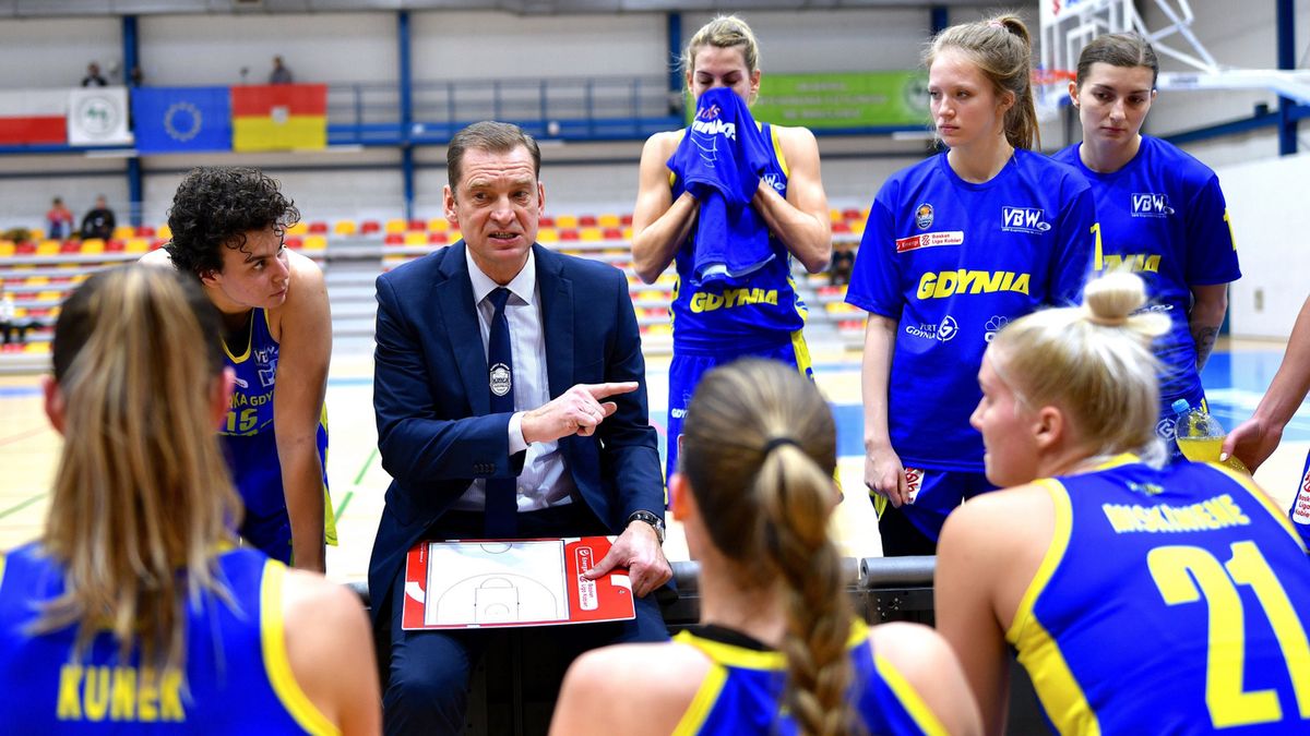 PAP / Sebastian Borowski  / Na zdjęciu: koszykarki Arki Gdynia i trener Gundars Vetra