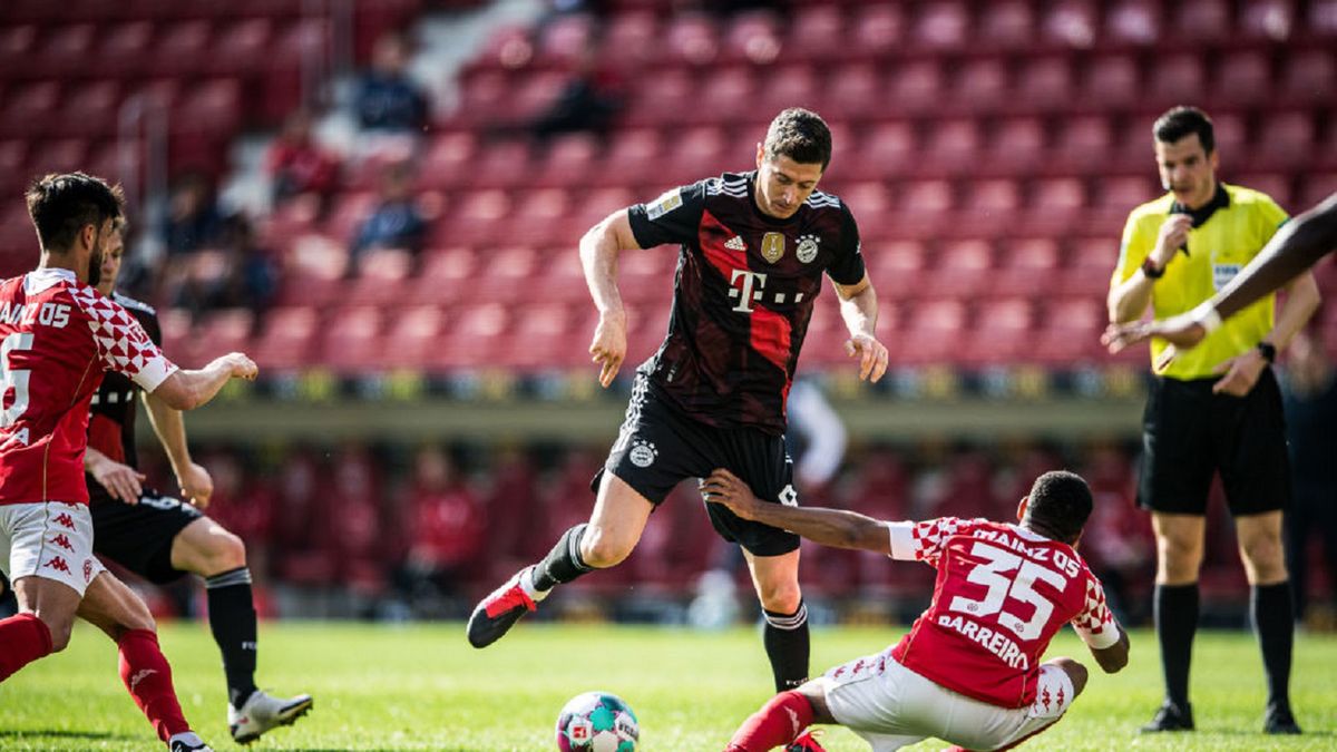 Zdjęcie okładkowe artykułu: Getty Images / Lukas Schulze/Bundesliga / Na zdjęciu: Robert Lewandowski (w środku) walczy o piłkę