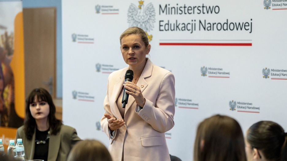 Ministra Edukacji Barbara Nowacka podpisała nowelizację rozporządzenia odpowiadającego na potrzeby dzieci z nowymi orzeczeniami o takim kształceniu, zapewniając im ciągłość edukacyjną bez konieczności zmiany placówki w trakcie roku szkolnego.