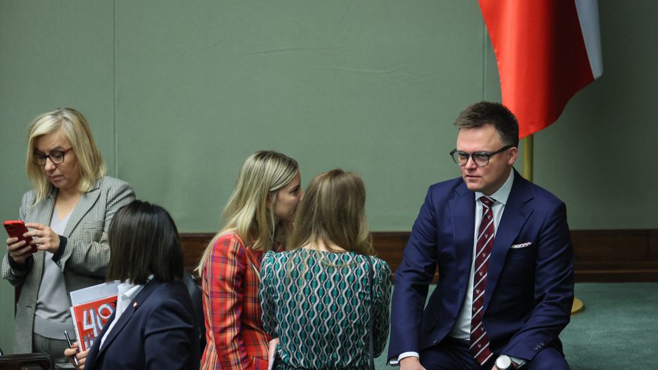 Warszawa, 15.05.2024. Marszałek Szymon Hołownia (P), minister klimatu i środowiska Paulina Hennig-Kloska (L), minister rodziny, pracy i polityki społecznej Agnieszka Dziemianowicz-Bąk (2P) i wiceminister rodziny i polityki społecznej Aleksandra Gajewska (C) na sali obrad Sejmu w Warszawie, 15 bm. Sejm, który wznawia obrady, wysłucha informacji szefa MSWiA o działaniach w celu wyjaśnienia przyczyn wybuchów pożarów w dniach 10-13 maja w różnych miejscach w Polsce. Posłowie zajmą się też projektem ustawy ws. bonu energetycznego oraz projektem zmian w ustawie o pomocy obywatelom Ukrainy. (mr) PAP/Leszek Szymański
