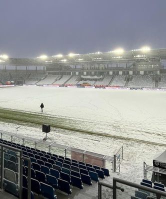 Burza śnieżna w Płocku. Stadion Wisły zasypany, na mecz z Wartą Poznań nie było szans (foto)