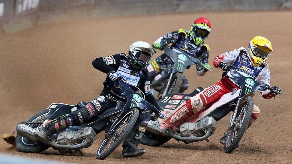 Tai Woffinden przed Maciejem Janowskim i Fredrikiem Lindgrenem