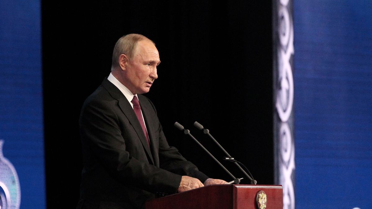 Na zdjęciu przemawiający Władimir Putin