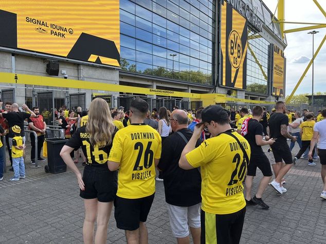 Stały obrazek pod stadionem BVB. Koszulki dwóch Polaków: z numerem 16 i 26